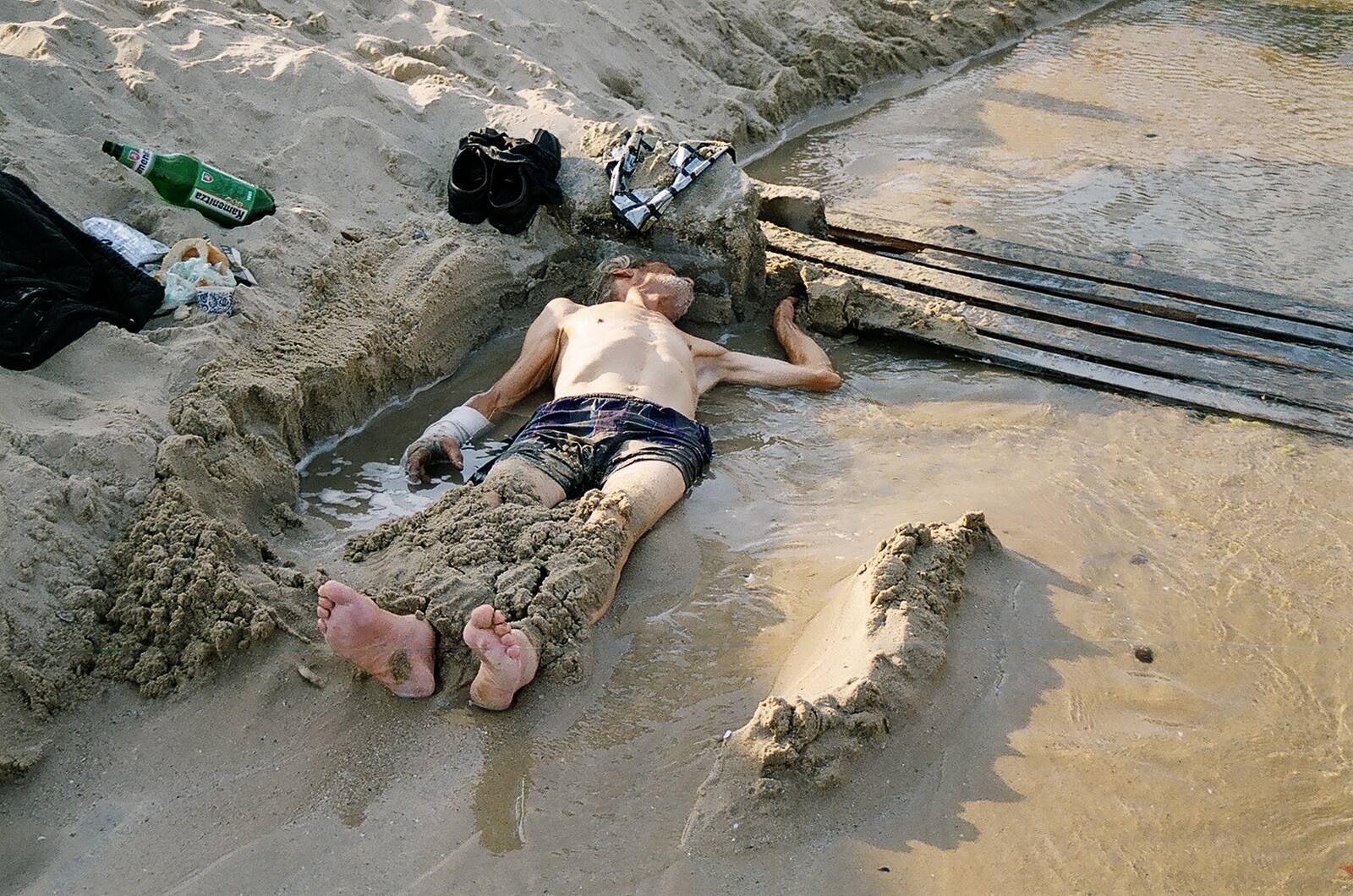 заровеният · the buried man