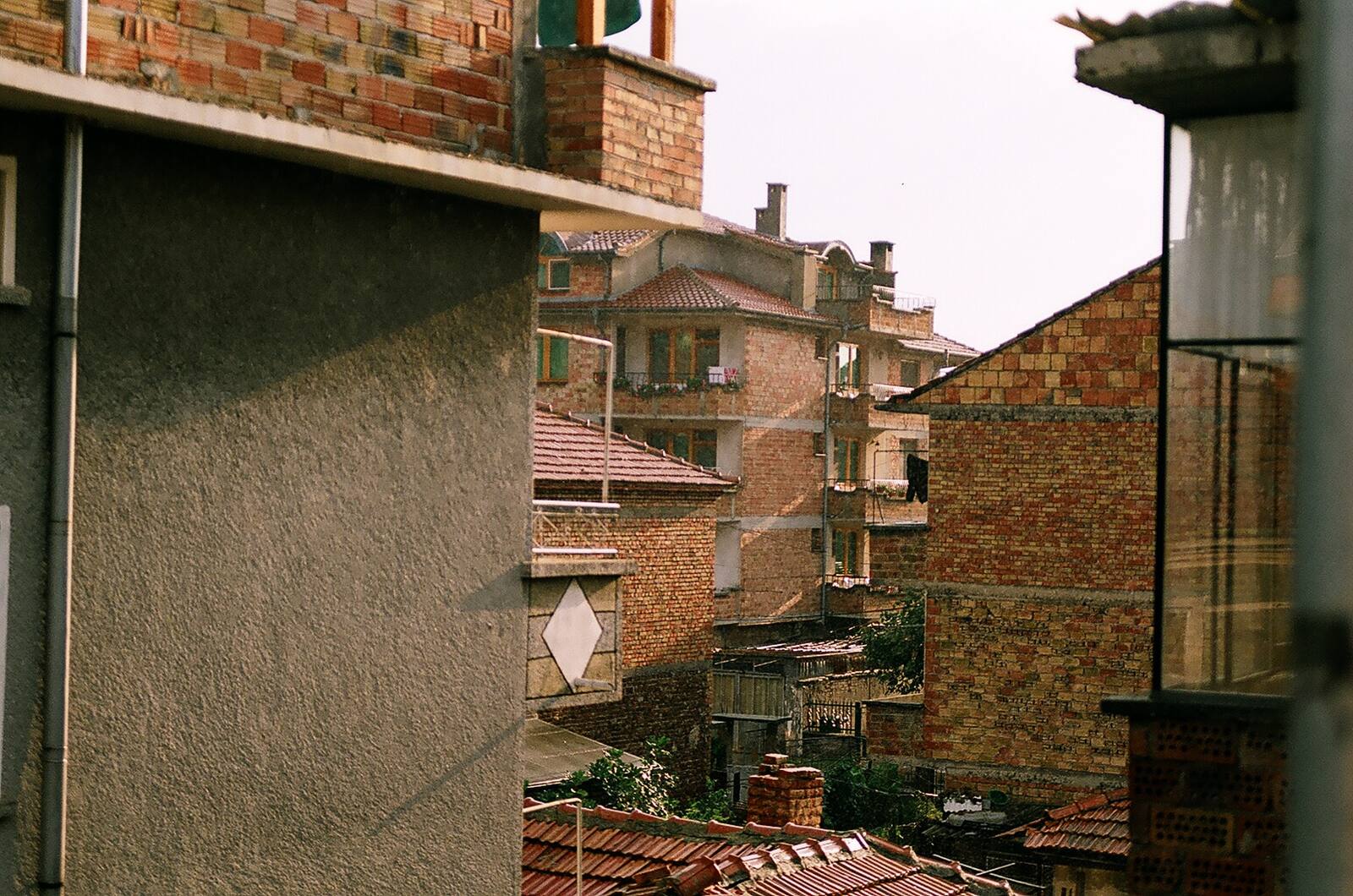 дворът · the yard