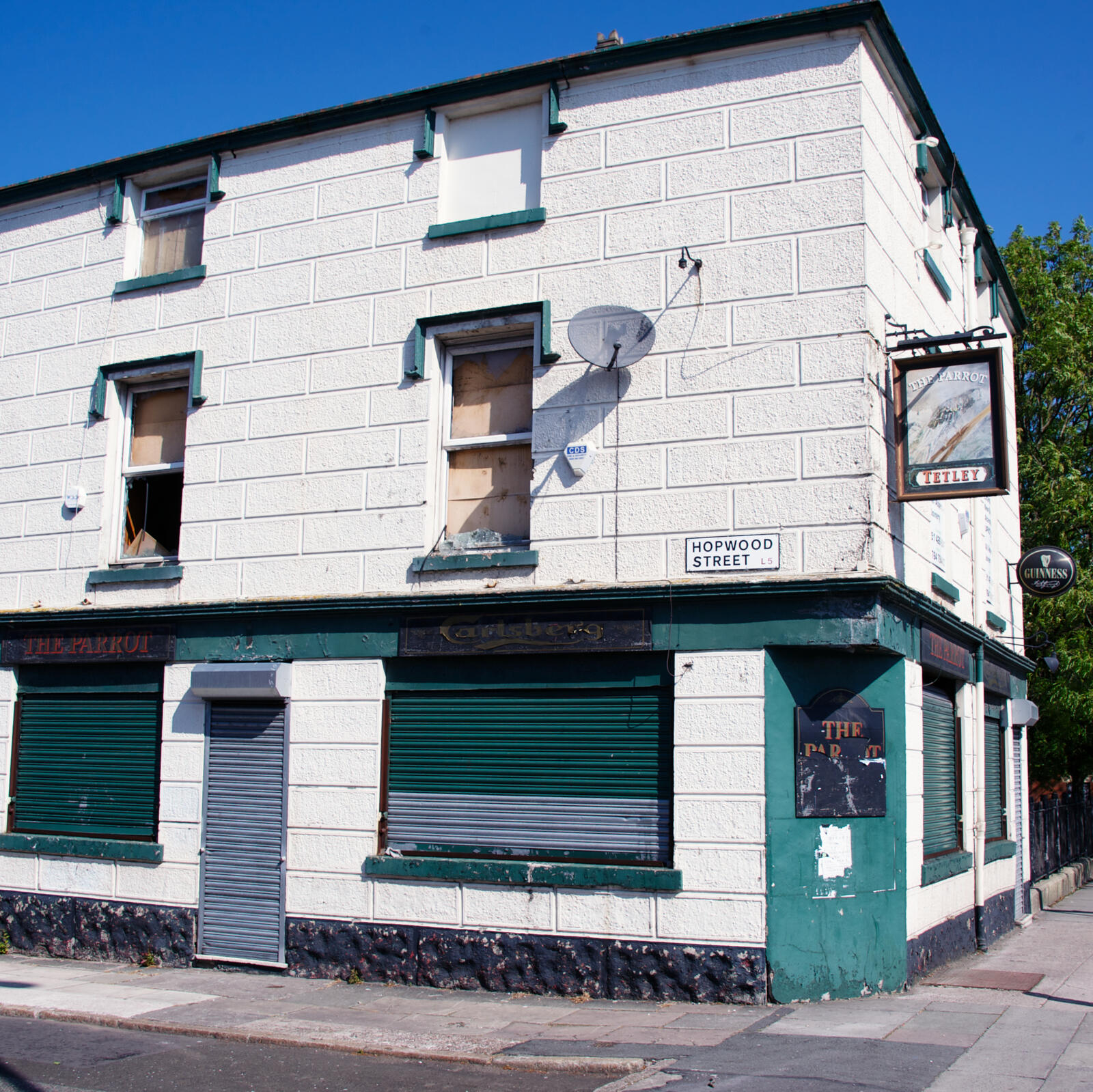 The Parrot pub on its corner, whole