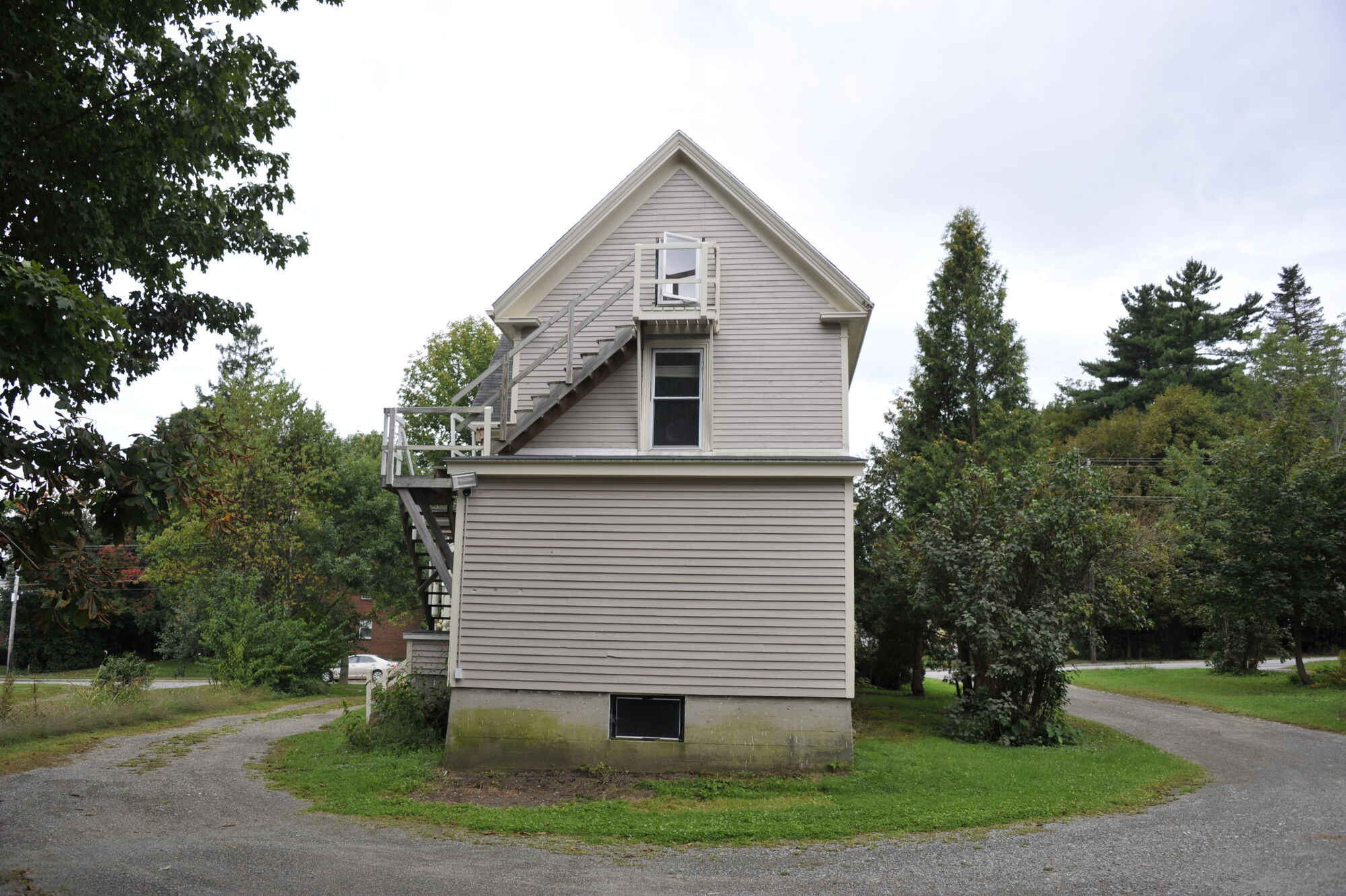 725 — an American clapboard house in Bangor, Maine